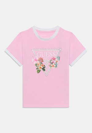 Roosa lühikeste varrukatega särk valge äärega, millel on neetidega kaunistatud kolmnurga kujutisega logo, tekst "GUESS U.S.A." ning esiküljel värvikad troopilised lilled.