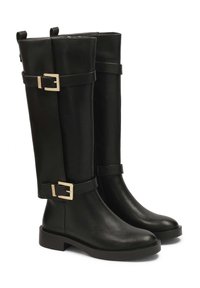 Botas de cuero negro hasta la rodilla con un diseño elegante, que cuentan con detalles de hebilla, una suela plana y una cremallera para facilitar su uso.