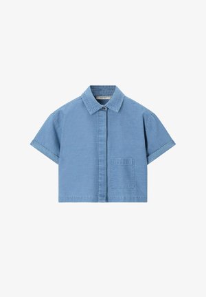 Chemise courte à manches courtes bleu clair avec col pointu, poche avant, fermeture par boutons et motif brodé subtil sur le col.