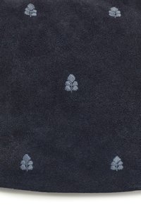 Tissu en daim bleu foncé avec de petits motifs d'arbres brodés en bleu clair, également espacés, formant un motif géométrique.