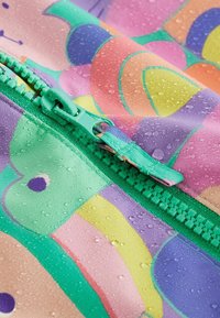 Kolorowa wodoodporna kurtka z zamkiem błyskawicznym w kolorze zielonym, wielobarwne abstrakcyjne wzory oraz teksturowana powierzchnia z kroplami wody.