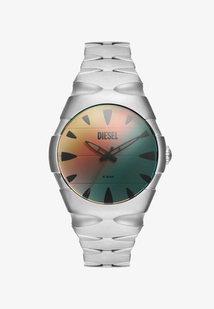 Montre-bracelet Diesel argentée avec un cadran multicolore en dégradé, des repères d’heure triangulaires noirs et un bracelet métallique relié, indiquant 10h10.