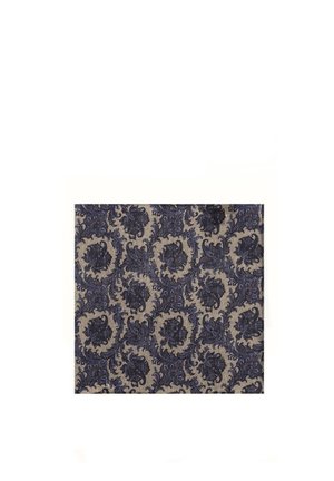 Kwadratowa próbka tkaniny z misternym ciemnoniebieskim wzorem damasceńskim kwiatów i liści na beżowym tle.