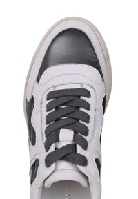 Hvide sneakers med grå accenter; glatte og teksturerede materialer; rund tå; seks grå snørebånd; sideudskæringer; diskret logo-detalje.