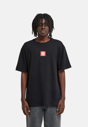 Czarny, oversize'owy t-shirt wykonany z bawełny, z krótkimi rękawami i okrągłym dekoltem. Na piersi znajduje się czerwone kwadratowe logo.