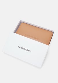Calvin Klein EMBOSSED LOGO ZIP - Lompakko - lion