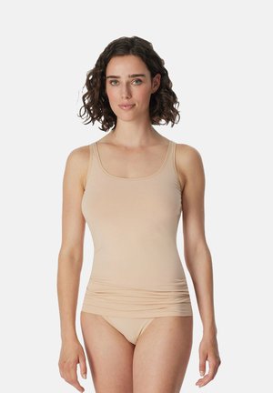 Beżowy dopasowany podkoszulek na szerokich ramiączkach, o miękkiej fakturze i marszczonym detalu w talii, połączony z dopasowanymi, bezszwowymi bielizną.