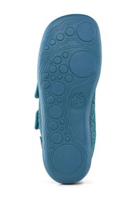 Suola di scarpa in gomma blu caratterizzata da disegni testurizzati con motivi circolari e ondulati. Due cinghie laterali visibili per una chiusura sicura.