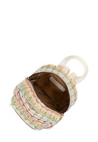 Mochila tejida en colores pastel con un patrón texturizado, que cuenta con un asa en la parte superior y un cierre de cremallera. Interior forrado con la marca.