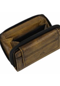Portafoglio in pelle marrone con finitura testurizzata, chiusura con zip, scomparti per carte e contanti, e dettagli di cucitura discreti.