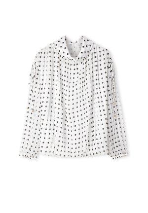 Camicia bianca a maniche lunghe con pois neri, tessuto plissettato, ampio collo a imbuto e dettagli con coulisse sulle maniche.