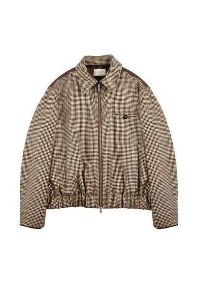 Giacca a quadri marrone con zip frontale, orlo elastico e dettagli maroon sulle spalle. Presenta una tasca sul petto con bottone decorativo.