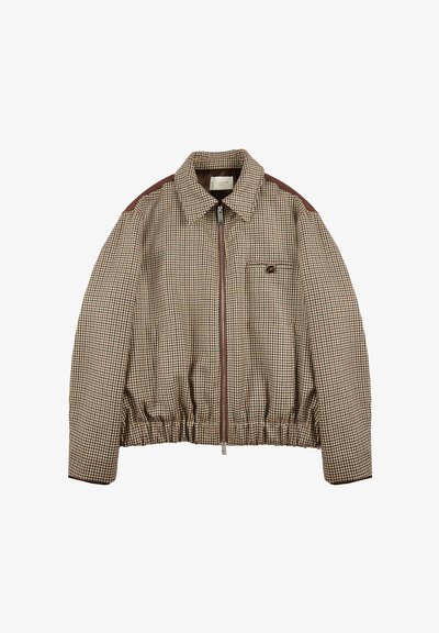 Giacca a quadri marrone con zip frontale, orlo elastico e dettagli maroon sulle spalle. Presenta una tasca sul petto con bottone decorativo.