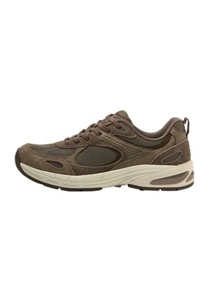 Baskets de sport en mesh marron et daim avec fermeture à lacets et semelle blanche rembourrée avec poche d'air sur fond blanc.