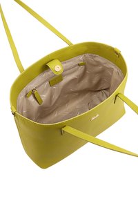 Geel getextureerde leren totebag met een beige stoffen voering, binnenzak met rits en platte schouderbanden. Magneetsluiting.