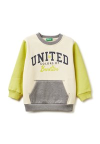 Felpa color beige chiaro con maniche lunghe verdi, tasca grigia e polsini a coste. Presenta la scritta "UNITED COLORS of Benetton" stampata in blu navy.