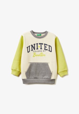 Felpa color beige chiaro con maniche lunghe verdi, tasca grigia e polsini a coste. Presenta la scritta "UNITED COLORS of Benetton" stampata in blu navy.