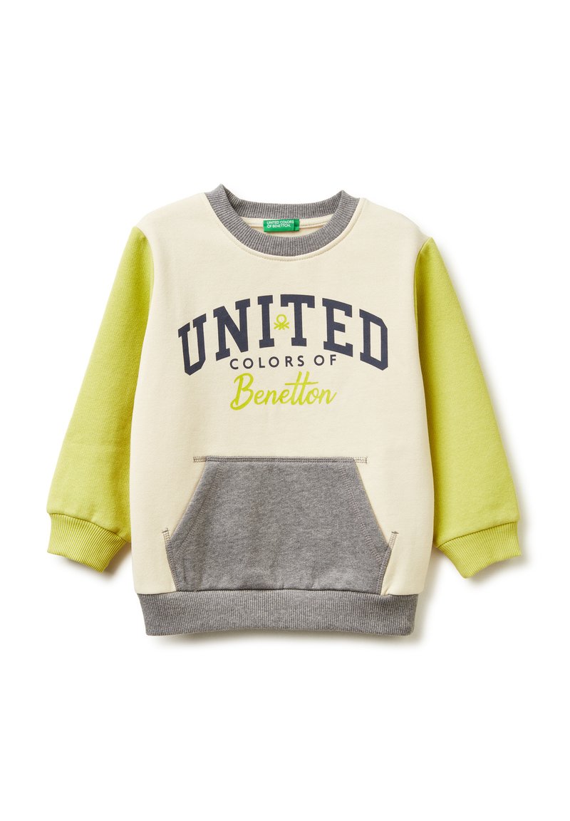 Felpa color beige chiaro con maniche lunghe verdi, tasca grigia e polsini a coste. Presenta la scritta "UNITED COLORS of Benetton" stampata in blu navy.