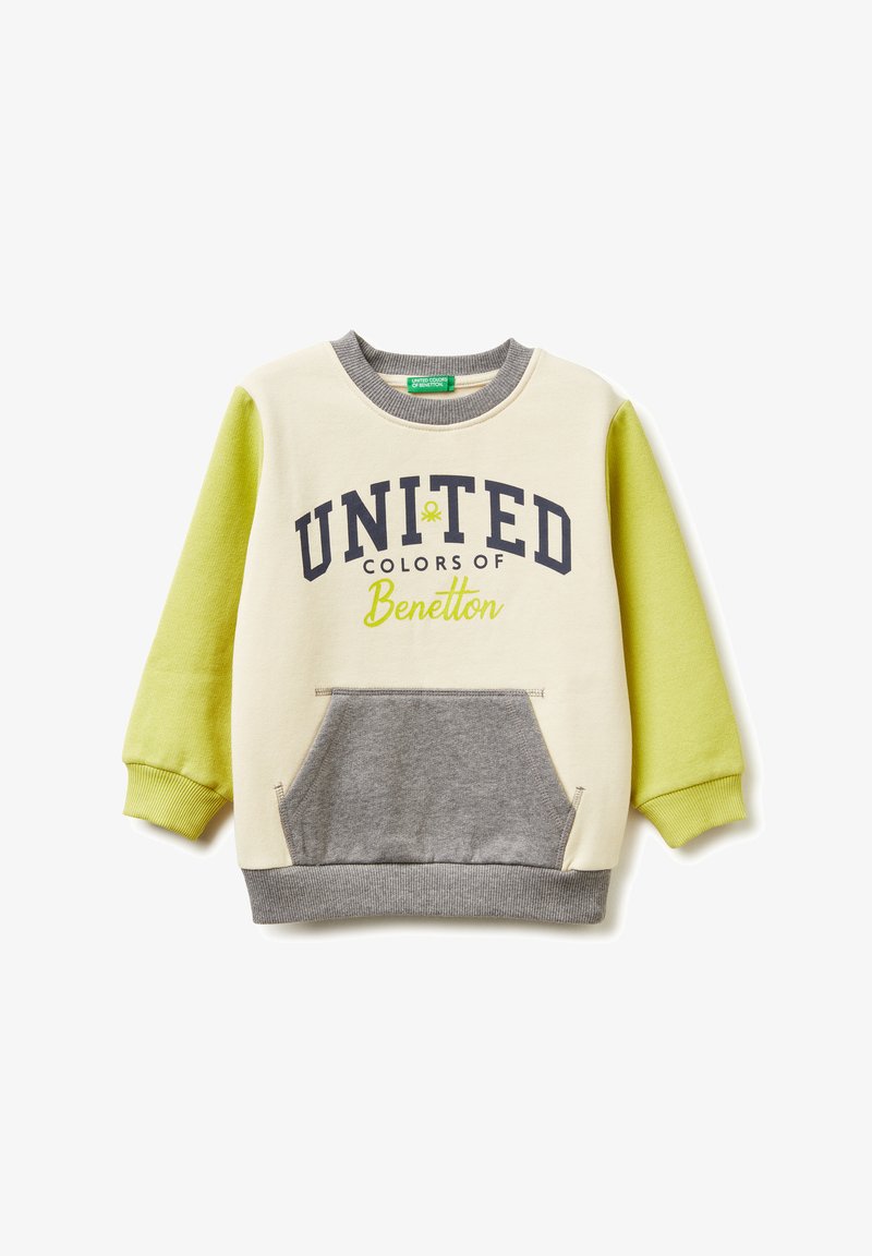 Sudadera beige claro con mangas largas verdes, bolsillo gris y puños acanalados. Presenta "UNITED COLORS of Benetton" impreso en azul marino.