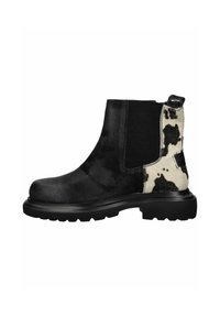 Stivaletto in suede nero con pannello in stampa bovina testurizzata, inserto laterale elastico e suola in gomma nera chunky per una migliore aderenza.