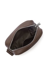 Borsa in pelle marrone con superficie testurizzata, dotata di una cerniera argento e un interno in tessuto scuro. Forma compatta e ovale.