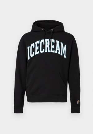 Melns kapučjakas džemperis ar priekšējo kabatu, uz kura ir uzraksts "ICECREAM" gaiši zilā izliekta fontā un mazs saldējuma ikona uz piedurknes.