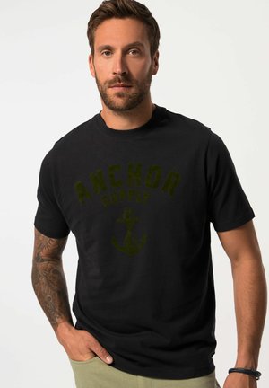 Schwarzes Baumwoll-T-Shirt mit kurzen Ärmeln, auf dessen Vorderseite in dunklem Grün der Text "ANCHOR SUPPLY" und eine Ankergrafik gedruckt sind.