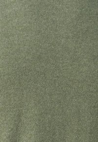 Tmavě zelená strukturovaná pletenina s jednotnou barvou a jemnými variacemi tónu na povrchu. Měkký a hladký vzhled.