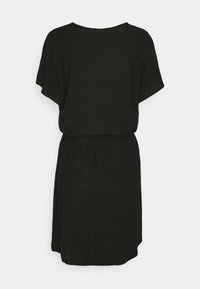 Mustapuku, jossa on rento istuvuus, lyhyet hihat, elastinen vyötärö ja suora siluetti. Pehmeä rakenne ilman näkyviä kuvioita tai koristeita.