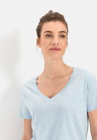 camel active V-NECK  - T-shirt basic - light blue