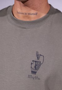 YOURTURN UNISEX - Μπλουζάκι με στάμπα - khaki