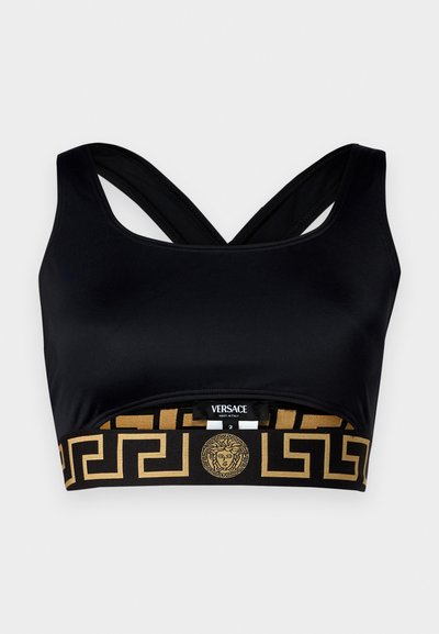 Črna športna modrček z teksturiranim, kontrastnim zlatim trakom, ki vsebuje grški ključ vzorec in Versace logotip na dnu. Oblika z križem na hrbtu.