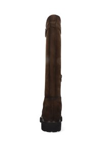 Bota de ante marrón hasta la rodilla con una superficie texturizada, un tacón rectangular y una cremallera lateral para el cierre. Presenta detalles de costura vertical.