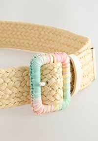 Ceinture en paille tissée de couleur beige, dotée d'une boucle carrée pastel avec des accents rose, bleu et jaune. Texture lisse avec une forme large.