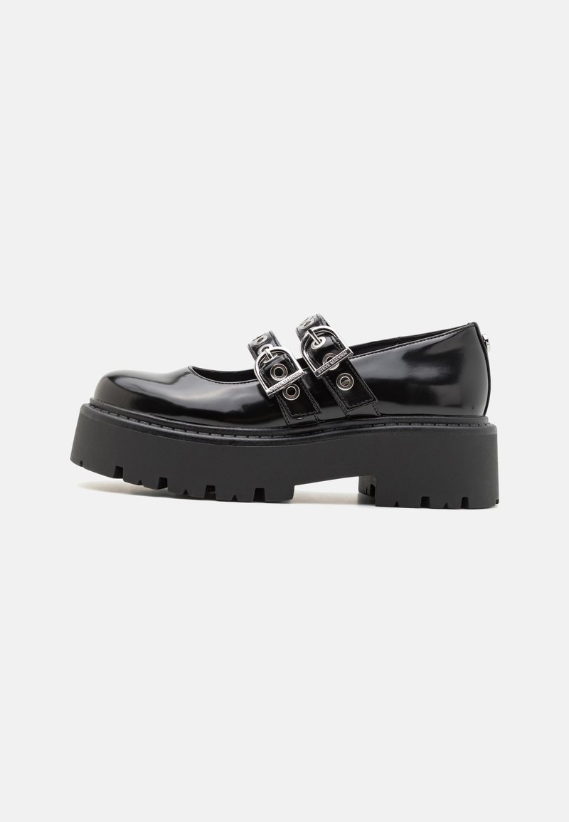 Sapatos de plataforma de verniz preto com solas de borracha grossas, apresentando tiras com fivela dupla na parte superior e um design de bico redondo.