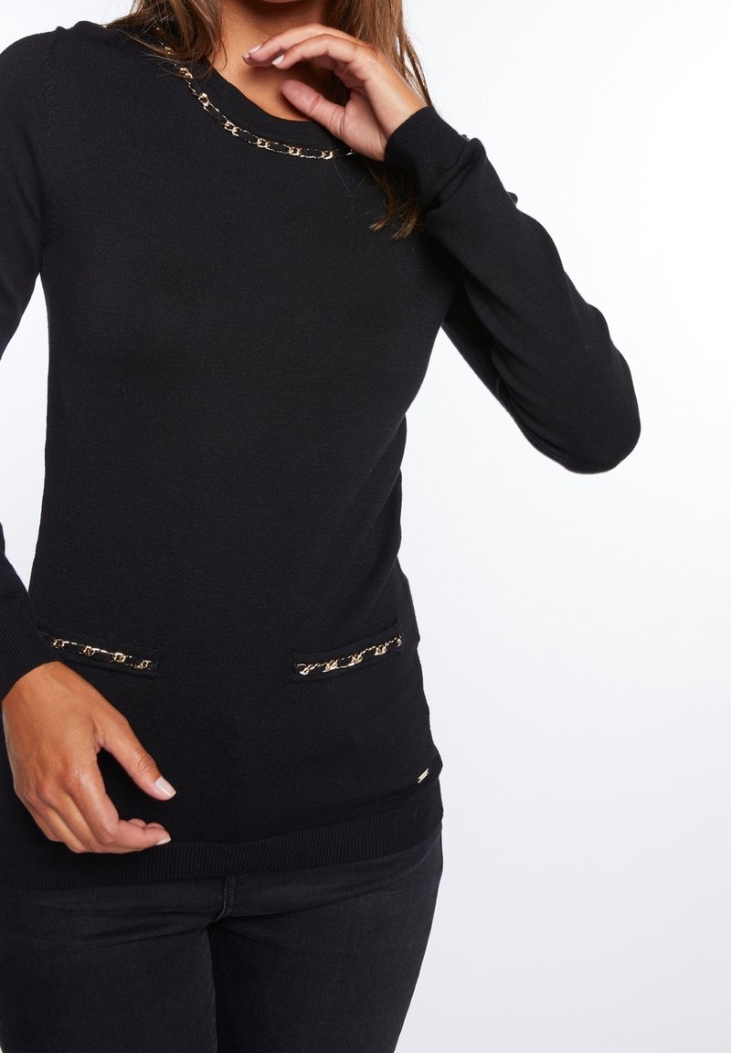 Maglione nero a maglia con maniche lunghe, scollatura rotonda, dettagli in catena dorata sulle tasche e polsini e orlo a coste.