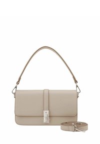 Sac à main en cuir beige de forme rectangulaire, avec une fermeture à rabat, des ferrures en argent et une bandoulière amovible. Texture lisse.