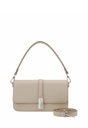 Sac à main en cuir beige de forme rectangulaire, avec une fermeture à rabat, des ferrures en argent et une bandoulière amovible. Texture lisse.