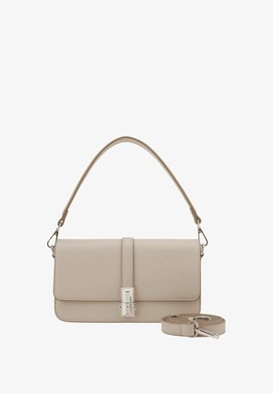 Sac à main en cuir beige de forme rectangulaire, avec une fermeture à rabat, des ferrures en argent et une bandoulière amovible. Texture lisse.