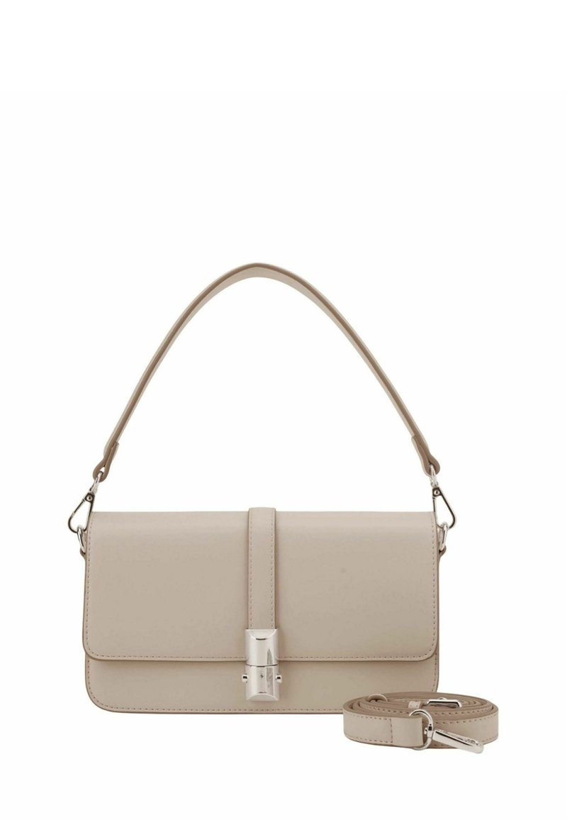 Sac à main en cuir beige de forme rectangulaire, avec une fermeture à rabat, des ferrures en argent et une bandoulière amovible. Texture lisse.