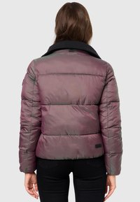 Padded jacket in muted purple with a shiny texture. Black collar and ribbed cuffs. Features horizontal quilted segments and logo tag.