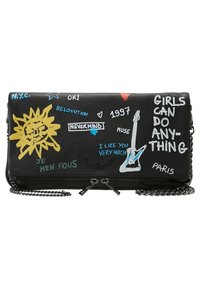 Borsetta a tracolla in pelle nera con design grafici, tra cui un sole, una chitarra e del testo. Presenta una tracolla a catena e una chiusura con zip.