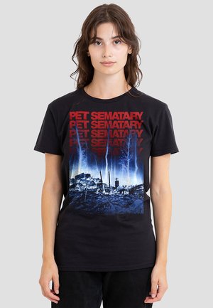 Schwarzes Baumwoll-T-Shirt mit "PET SEMATARY" in Rot, ausgestattet mit einem grafischen Design, das eine Friedhofsszene in Blau- und Grautönen darstellt.