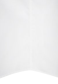 Witte stof hoekdetail, gladde textuur, geen zichtbare patronen of accenten, schoon en minimalistisch ontwerp. Geschikt voor verschillende toepassingen.