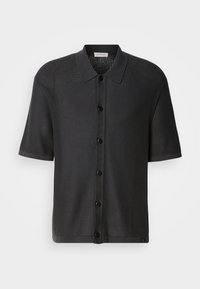 Crna majica kratkih rukava s mrežastom teksturom, gumbe sprijeda i ovratnik. Ima glatku donju rub i suptilno brendiranje na dnu.