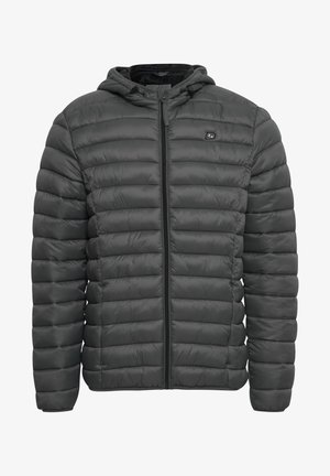 Chaqueta acolchada gris con cremallera frontal y capucha. Cuenta con acolchado horizontal, puños elásticos y un pequeño logo en el lado izquierdo del pecho.