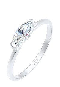 Ring i sterling sølv med en marquise-slebet klar ædelsten, glat ringbånd og præget med "925" indvendigt.