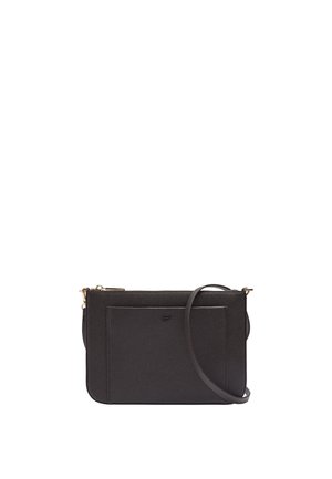 Czarna prostokątna torba na ramię z przednią kieszenią, złotymi elementami i regulowanym paskiem na białym tle.