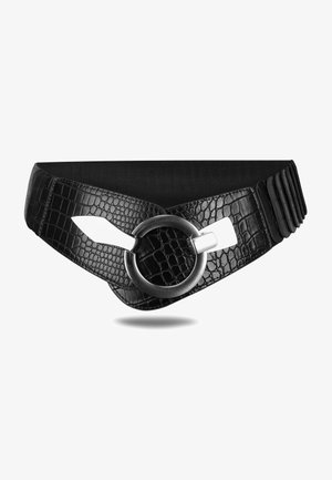 Cinturón ancho negro con textura de cocodrilo, con una gran hebilla circular plateada y detalles geométricos superpuestos.