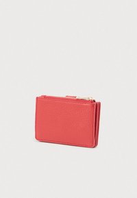 Punane nahast kaarditasku tekstuurse pinnaga, tõmblukuga ja voltimisega disainiga. Kompaktne ja ristkülikukujuline, millel on siledad servad.